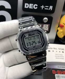 发货实拍，终于出货！小金砖，金色Gmw-B5000D-1Jfb5000 35周年方块钢带表 采用了极为用心的抛光和打磨，显得质感非常高级。经典的G-Shock壳