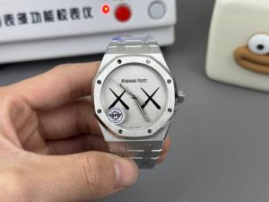 新品 爱彼联名Kaws 的新品 0 著名街头艺术家 Kaws 和爱彼的此次联名注定是一个新的领域的开启 对于有着丰富的合作经验的Kaws来说 皇家橡树系列的联名