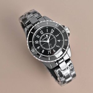 香奈儿J12系列”黑白双绝33Cm！长久风靡手表行业的时尚之作，具备温雅气质的女性神韵的经典之作，现经具技术实力的＂Time Factory ＂历经一年攻克，做