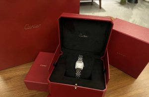 卡地亚猎豹小号开箱心得： 这款真的是“可以看时间的珠宝” 小号尺寸超级适合女生戴！精致又不失气场～ 表链触感温润，贴合手腕超舒服 作为首饰搭配绝绝子～可优雅可飒