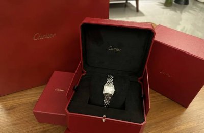 卡地亚猎豹小号开箱心得： 这款真的是“可以看时间的珠宝” 小号尺寸超级适合女生戴！精致又不失气场～ 表链触感温润，贴合手腕超舒服 作为首饰搭配绝绝子～可优雅可飒
