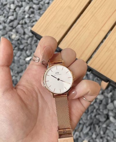 好朋友送我的梦中情表Dw 收到表的那一刻，我发出了一声尖叫，因为真的太美太美了！！ 感谢我那沉鱼落雁的好朋友。戴在我手上显得手都变好看了 手表的全名是Dw月光白