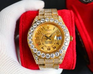 元顶级复刻 劳力士Rolex 奢华极致满天星版本腕表904精钢打造，密镶顶级施华洛世奇美钻，奢华品质的诠释，璀璨夺目，魅力绽放。表壳表链全镶满美钻，金光闪闪，机