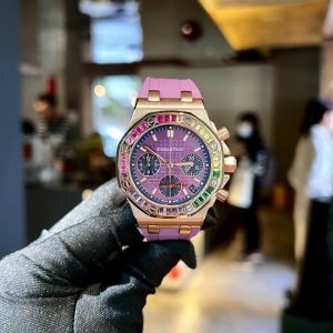 白 玫 爱彼皇家橡树离岸型系列26236 专柜最新蓝色方钻 独家高版本 这是一款独有的爱彼精神的腕表 全新37Mm女款腕表打破常规 镶嵌炫彩夺目的t形彩钻 表盘