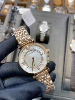 Armani阿玛尼 Ar1909摩天轮女士手表 ，316精钢壳带， 阿玛尼满天星的钻-采用施华洛世奇水钻，统一从国外进口，因为钻的直径p p国内无法切割，矿物质