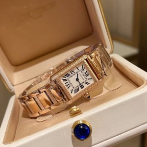 金钻钢 卡地亚坦克Tant Must！限时赠送进口荔枝纹小牛皮表带 专柜均可互换 年卡地亚全新推出的Tankmust腕表。It Must Be A Tank在所