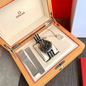 现货 欧米茄海马300。新款！邦德007-无暇赴死推出原版网带，市面最高顶级版本！全新腕表底盖采用Naiad 搭配市场唯一对版原装一致机芯 Lock锁扣设计，确