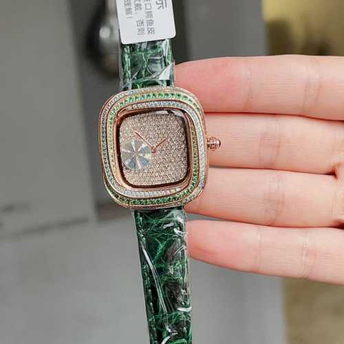 白壳 金壳 品牌：卡地亚 系列：Coussindecartier 机芯：石英 表径：30.44*33.78 表壳厚度：7.08毫米 满钻：方形：蓝宝石镜面： 表