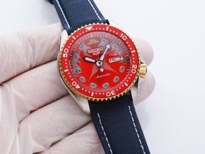 精工-Seike. 系列：海盗系列 300米防水，一表一码，加厚蓝宝石玻璃，表带正面科技布，里面头层皮，圈口极速转圈，原装机芯，字面与底盖图纹一样 尺寸：42.