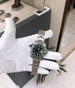 劳力士绿水鬼，懂的都懂 潜航者型系列，标志性绿盘 + 陶瓷圈，辨识度拉满 蚝式钢表带，质感硬朗又耐造，日常通勤、户外撒野都能打，气场直接碾压全场 细节控狂喜！表
