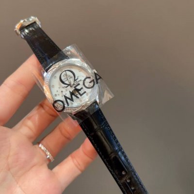 Omega欧米茄 优雅女士腕表 寻找发现光的人日夜星辰六针多功石英女表，材料:精钢材质尺寸:表盘直径35Mm厚13Mm 皮带:进口小牛皮表带扣子:折叠蝴蝶扣玻璃