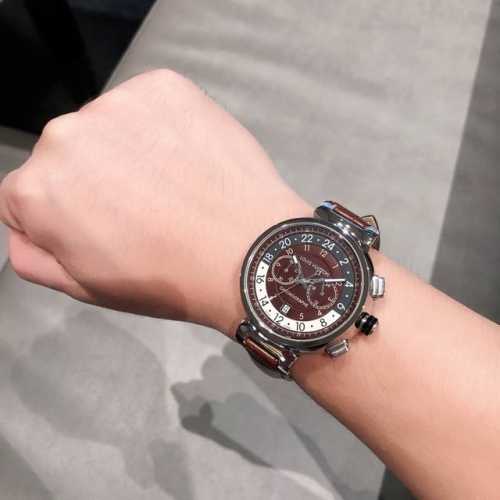 Lv 路易威登时尚首选隆重推出，本人最喜欢的绅士风男款日本跑秒计时石英机芯，尺寸：42Mm 厚度：13Mm功能：夜光，跑秒计时时尚配戴，316精钢金属外壳，超爆