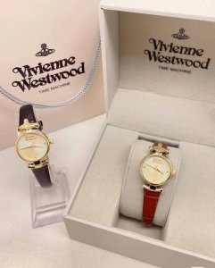 Vivienne Westwood薇薇安西太后石英表，圆形表盘镀金色华贵优雅，表底的放射状花纹引人遐想，船猫型表耳别出心裁，Vivienne土星Logo点缀得恰