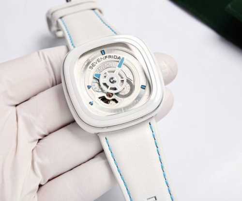 夏日新品 Sevenfriday P1C 05一杯鸡尾酒搭配蔚蓝海岸，等待日出还是追逐日落余晖，打开夏日的正确方式一让 Sevenfriday 告诉你！ 水蓝色