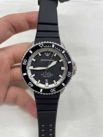 Ar60078阿玛尼42Mm机械潜水表 以经典黑白诠释专业态度 全黑表盘搭配白色内影圈 ，如深海与浪花的极致碰撞 夜光可旋转表圈+双夜光系统 ，无光环境依然精准 - 点击图像关闭