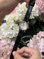 三个尺寸齐全 快乐钻Happy Diamonds 作为萧邦最门热最畅销的系列一以直细腻的手法诠释萧邦志标性灵动钻的石概念，此系列作柔品美而时尚，新款快乐钻的口圈
