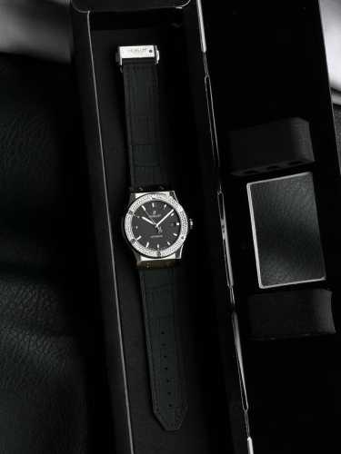 Hb 宇舶 恒宝经典融合系列！原版1：1开模打造 直径42Mm，耗时16个月，技术突破三大亮点： 1表壳采用同正品一致的钢打造而成，此款乃抛光拉丝面，拉丝整洁细