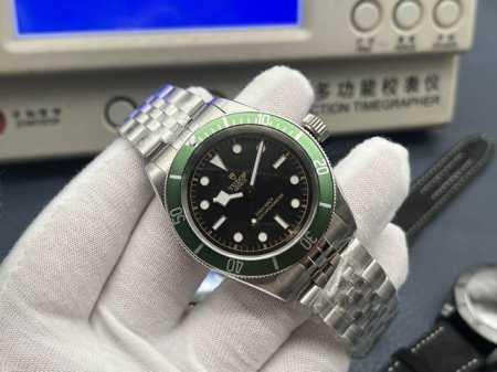 gr新品~碧湾系列对于帝舵来说，无疑是一个庞大的产品线，在今年推出了一只全新的单色碧湾，以绝对的实力被认为是劳力士无历黑水鬼的平替！今年推出的这只全新单色碧湾， - 点击图像关闭