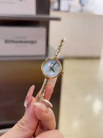 古驰 来点硬货日本中古二手店淘回来的gucci款！极其富有淑女范儿。配上及其简单的表盘，除去记录时间外别无其他功能，删繁就简，追忆简单生活。时尚就是一个轮回，现 - 点击图像关闭