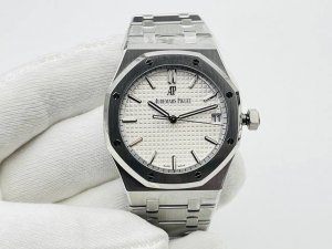 爱彼皇家橡树 0 六大精妙之处 1.拆解开模，尺寸为4 .4毫米与一致！ 2.完美还原表壳的每一处细节，尽显“棱角分明 坚毅果敢”的阳刚气质。 3.钢带的做工无