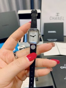 香奈儿 Chanel premièRe Velours 系列-编号H6125-腕表。表盘上没有秒针，没有数字，也没有时标，令你随心感觉时间。壳套以八角形轮廓与巴