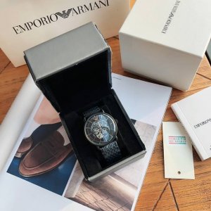 阿玛尼ar60025镂空透视自动机械表 ！ 镂空透视窗，质感指针、利落线条大气跃然于手！银色表盘搭配316钢带表链大气又美观！ 生活防水30米。无佩戴支持退换！