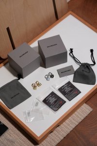 Balenciaga巴黎世家桃心耳坠官网售价 以利落线条凝练经典桃心轮廓，褪去繁复装饰，只留纯粹形态 这是简约主义的直白表达，亦是大气感的本能流露。 黄铜基底镀
