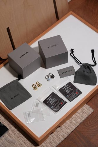 Balenciaga巴黎世家桃心耳坠官网售价 以利落线条凝练经典桃心轮廓，褪去繁复装饰，只留纯粹形态 这是简约主义的直白表达，亦是大气感的本能流露。 黄铜基底镀