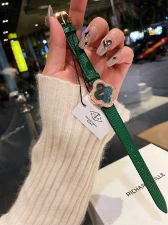 白 金 梵克雅宝 四叶草 Clover ，它的花语是幸福。第一片叶子代表希望 Hope ；第二片叶子代表信心 Faith ；第三片叶子代表爱情 Love ；第四 - 点击图像关闭
