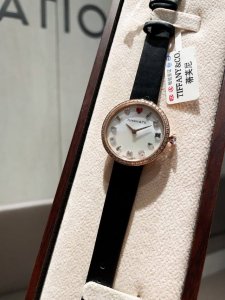 玫480 今日给大家分享一款来自美国奢华品牌Tiffany蒂芙尼最新 独家配盒出货 ~~ 现在下单即送尼龙牛皮表带一套，数量有限，先下单先得！ ~~ 这一款腕表