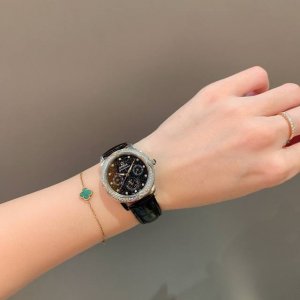 Omega欧米茄 优雅女士腕表 寻找发现光的人日夜星辰六针多功石英女表，材料:精钢材质尺寸:表盘直径35Mm厚13Mm 皮带:进口小牛皮表带扣子:折叠蝴蝶扣玻璃