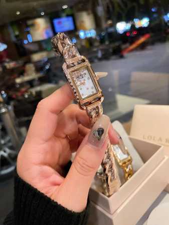 爱马仕 女款Nantucket系列 承载石英机芯 镜面17X23Mm 表带“自由散落状锚链”表壳镶嵌41颗钻石 +镶钻贝壳字面 搭配简式按扣方便佩戴 腕表显得简 - 点击图像关闭