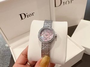 专柜全套包装 迪奥 Dior 新一代精致高雅的风格来自于La Mini D De Dior Satine系列高级腕表...沿袭了迪奥珠宝表现出女性特质 作为奢侈