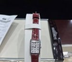 皮 钢 浪琴黛卓维纳皮带和钢带到底选哪个呀 各有各的优点，皮带比较轻，办公室女生也不影响。而且还有一些温柔优雅的感觉在。钢带就比较有质感了，卡地亚小坦克即视感。