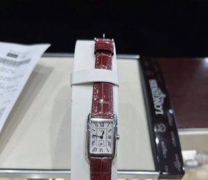 皮 钢 浪琴黛卓维纳皮带和钢带到底选哪个呀 各有各的优点，皮带比较轻，办公室女生也不影响。而且还有一些温柔优雅的感觉在。钢带就比较有质感了，卡地亚小坦克即视感。