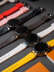 Lv三代手表 真正做到 细节体现 遥遥领先，非以往版本可比 直径44Mm 不是以往非对版46Mm 1.2英寸圆形Amoled全触屏，分辨率390*390 不同以