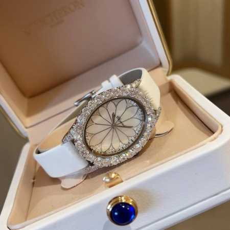 Chopardl‘Heuredudiamant#系列腕表，采用品牌标志性“皇冠爪镶”工艺，以精湛技艺与风格为女性之美谱写出一曲奢美的颂歌，一如作品上镶嵌的耀眼美 - 点击图像关闭