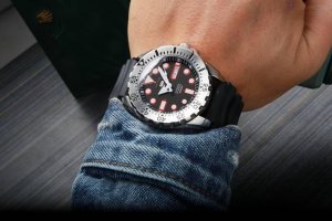 同价 . 深度防水 精工-Seiko 系列:Prospex 男士时尚运动腕表 精钢表壳表带 配置精工原装进口机芯 表盘直径 43.3 表盘厚度 13.0 超强蓝