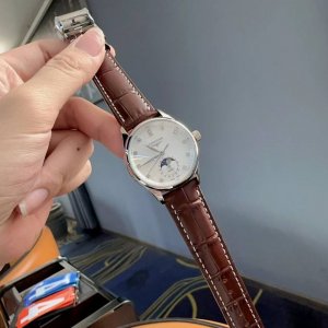 批银 独家实拍，认准品质与细节 赵丽颖同款 Longines浪琴 名匠系列女士腕表。全新浪琴名匠月相腕表系列。 诠释女性高贵典雅。精钢表壳直径：34毫米尺寸。官