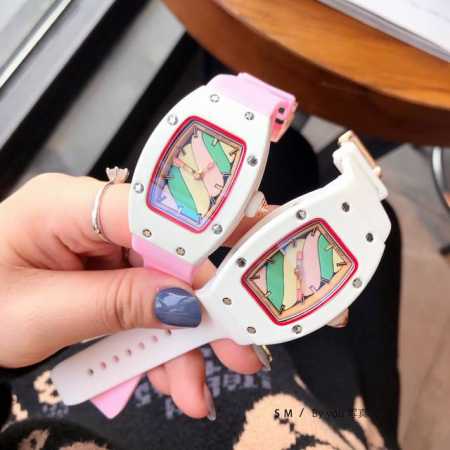 棉花糖表面 最新爆款。 理查德米勒 Richard Mille 表界的女神 女士们梦寐以求的腕表，专为那些欣赏高端腕表的独创性和技术性大胆的女性而设计 实现了把 - 点击图像关闭