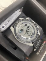 Swatch联名 一体壳 系列 性价比超高。认准细节品质！ Swatch斯沃琪联名款 钢灰色手表，黑色 Velcro 表带，栩栩如生地体现月亮的气质。所有指针和