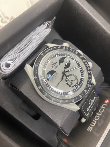 Swatch联名 一体壳 系列 性价比超高。认准细节品质！ Swatch斯沃琪联名款 钢灰色手表，黑色 Velcro 表带，栩栩如生地体现月亮的气质。所有指针和