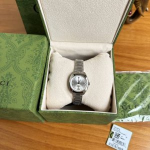 新款首发，原厂正品，古驰Gucci Interlocking石英系列。表径29Mm，很有特点的是六点位的古驰Logo为小秒走时。表盘缀饰低调内敛的互扣式双G和G