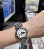 复古优雅 浪琴心月罗马字月相款 DDD 浪琴心月系列罗马字这款真的绝绝子，30.5Mm的表镜大气又时尚，月相设计复古优雅又显气质，月相的变化让月亮的阴晴圆缺在手