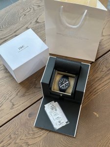 蓝色 工艺上也是采用了多层 多种工艺 造价不低 但是质感效果更好！不管是倒角处理 还是抛光拉丝效果光滑流畅 可圈可点