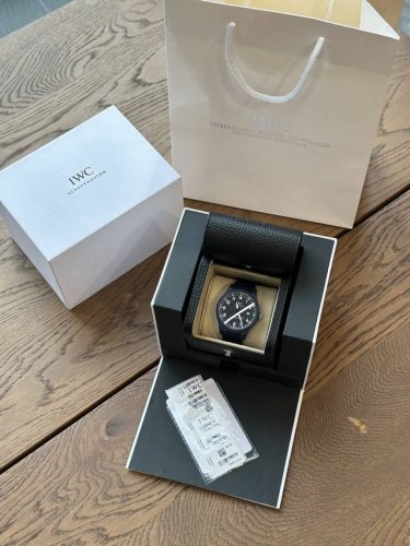 蓝色 工艺上也是采用了多层 多种工艺 造价不低 但是质感效果更好！不管是倒角处理 还是抛光拉丝效果光滑流畅 可圈可点