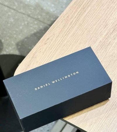 被Dw这块手表的实物给惊艳到了 白色表盘和金色表带真的太搭了 这个表盘的尺寸不管手腕粗细戴起来都Hin好看 米兰表带敲有质感 戴上显白又气质 礼盒包装也好高档