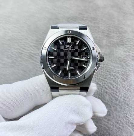 万国Iwc 万国 工程师自动腕表40重磅亮相。表壳与表链经多层次拉丝工艺，抛光和缎面处理，表圈通过五颗多边形螺丝固定于表壳衬圈，并采用棋盘式表盘设计，盘面的网格 - 点击图像关闭
