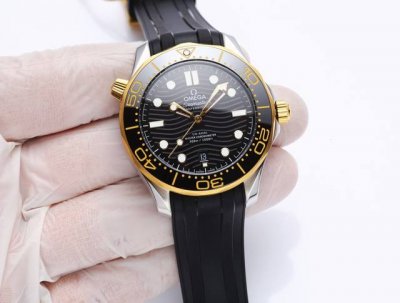 白 出. 金20. 钢带20. omega欧米茄Seamaster海马系列300米300M同轴 至臻天文台表42毫米42Mm潜水表丶精钢拉丝表壳局部抛光处理 表