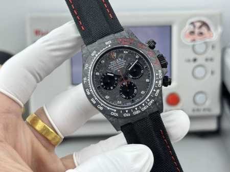 Tw+ 迪通拿系列之碳纤维夜光壳定制版，腕表不仅佩戴轻便，外表坚硬。且每一只腕表都拥有独一无二的碳纤花纹材质。 表壳 腕表尺寸40Mmx12.4Mmtw工厂p实 - 点击图像关闭